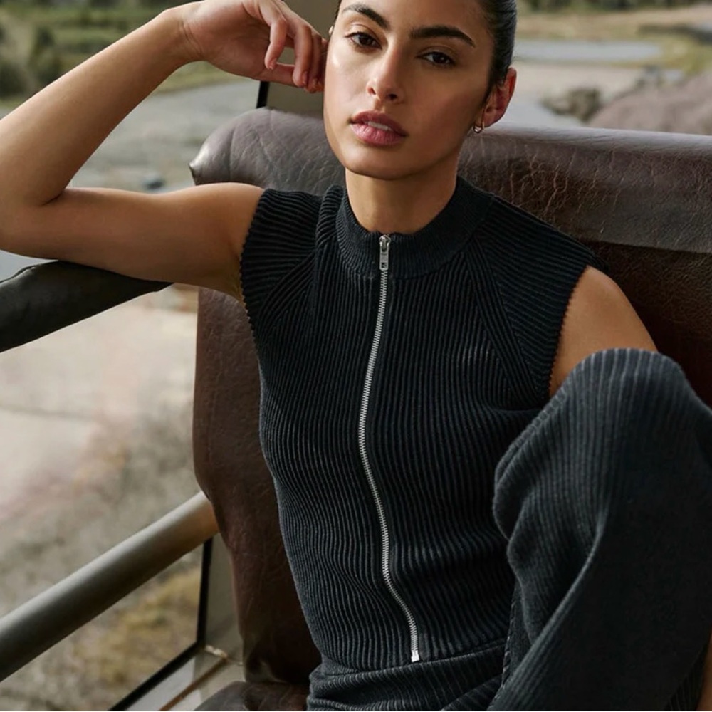ALO Yoga Denim Knit Sleeveless Full Zip Up Top Vest Tee in Black Anthracite Sz M